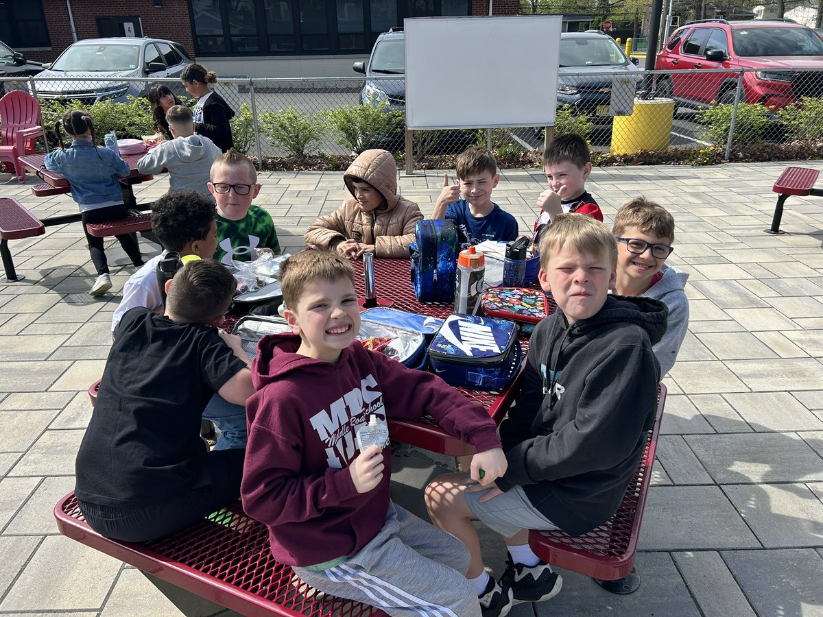 Earth Day was the perfect day for outside snack in the garden!🌎🩷 <a href="/MRSroadrunners/">Middle Road School</a>