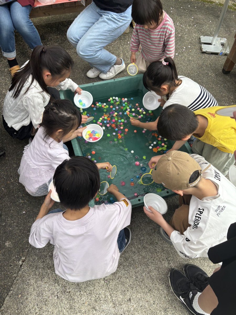 shoujuin28's tweet image. 4/20春の伝統行事 【御影供(みえく)】の様子です。法要、講演、子供ブース、福引きとたくさんの方にご参拝頂き、笑顔の行事となりましたこと感謝申し上げます。また来年も4月第3日曜日ですので、よろしくお願い申し上げます。
この行事が終わると、風鈴まつりの準備が始まります。
#正寿院
#京都