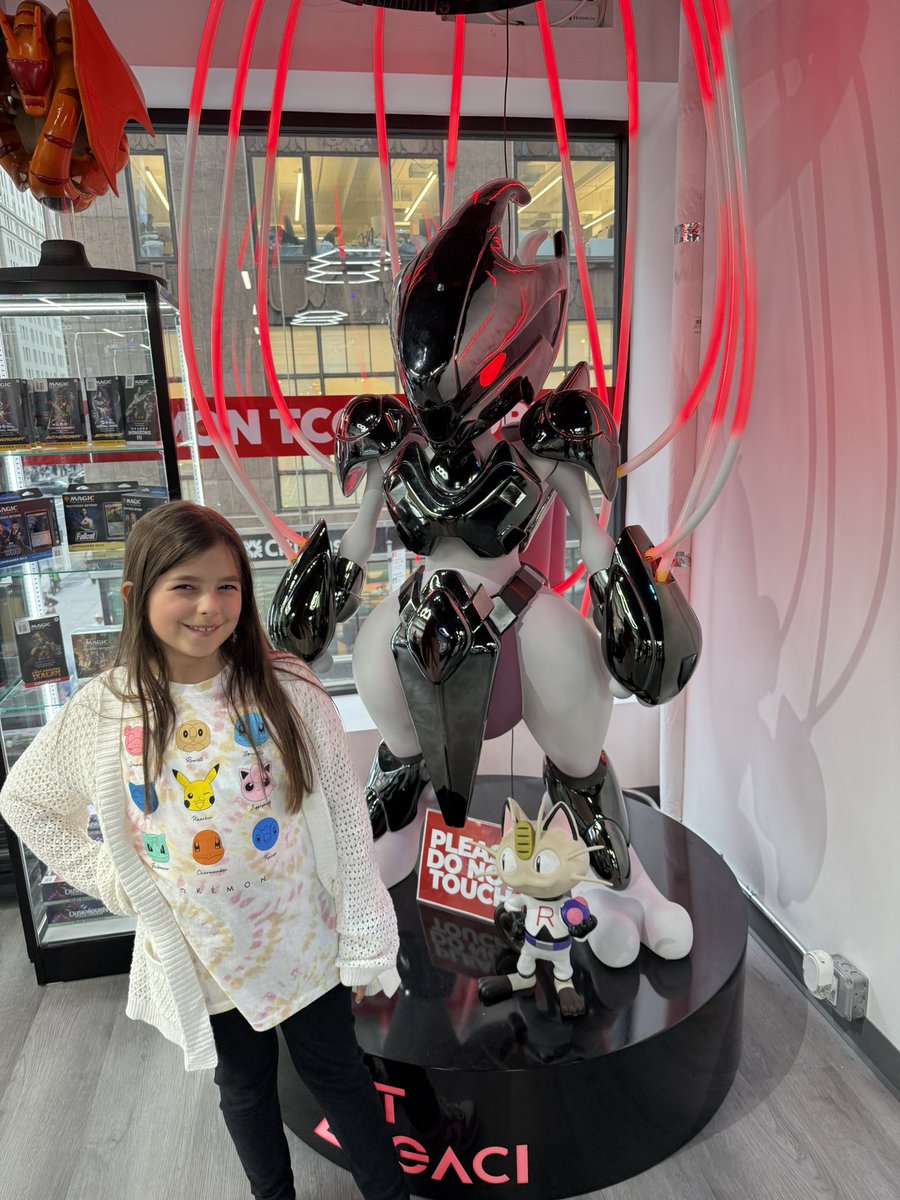 Andrewdeeeeee's tweet image. #RosieRips on location at NXT Legaci NYC!! This place is awesome! Must visit if in NYC!
#Pokemon #Pokemonpulls #Pokemontcg #Pokemoncards #pikachu #Rosierips #charizard #Japanesepokemoncards
