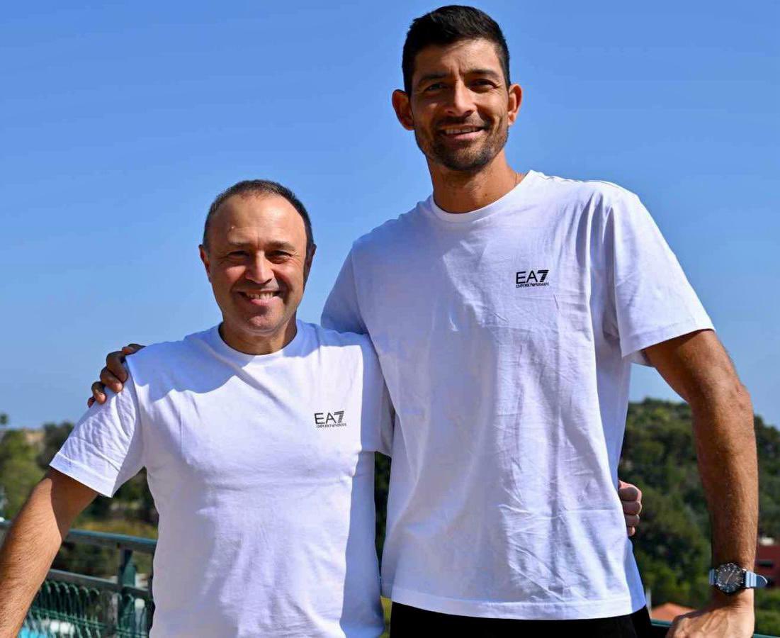 Noticiero El Salvador 🇸🇻 (@noticieroslv) on Twitter photo El entrenador de tenis, Yari Bernardo, fue nombrado como el mejor del mes en el APT Tour.
El italiano dirigió al salvadoreño <a href="/CheloArevaloATP/">Marcelo Arevalo</a> y a Mate Pavic, en el ATP Masters 1000 de Indian Wells y Miami, donde la dupla se consagró el primer lugar. El entrenador de tenis, Yari Bernardo, fue nombrado como el mejor del mes en el APT Tour.
El italiano dirigió al salvadoreño <a href="/CheloArevaloATP/">Marcelo Arevalo</a> y a Mate Pavic, en el ATP Masters 1000 de Indian Wells y Miami, donde la dupla se consagró el primer lugar.