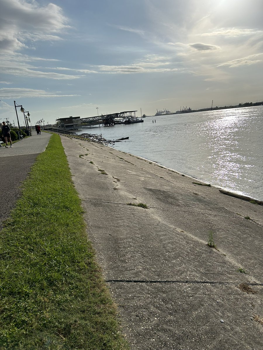 River coming up a lot in Gretna!  <a href="/paytonmalonewx/">Payton Malone</a> <a href="/BruceKatzFOX8/">Bruce Katz</a> <a href="/alexandracranfo/">Alexandra Cranford WWL-TV</a>