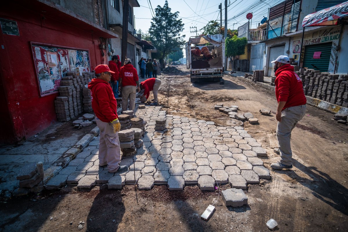 GobCoacalco2022's tweet photo. En San Lorenzo Tetlixtac estamos realizando mantenimiento de adoquín en la calle Aldama, una obra que responde al compromiso que asumimos con las familias de esta comunidad. 👷‍♂🚧

¡Gracias por confiar en nosotros y por su respaldo constante! #ContinuidadDeBuenosResultados https://t.co/R7Nvs1JNs2
