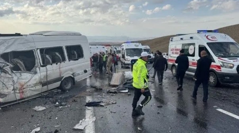 Bayramcelikbas5's tweet photo. Hakkari- Van karayolunda bugün meydana gelen elim kazada yaşamını yitiren vatandaşlara Allah’tan rahmet, yaralılara acil şifalar diliyorum. Hakkari- Van karayolundaki ihmallerin bir an önce giderilmesi için yetkilileri göreve çağırıyoruz @HakkariValiligi @UABakanligi https://t.co/3Gh4lpi0Bb