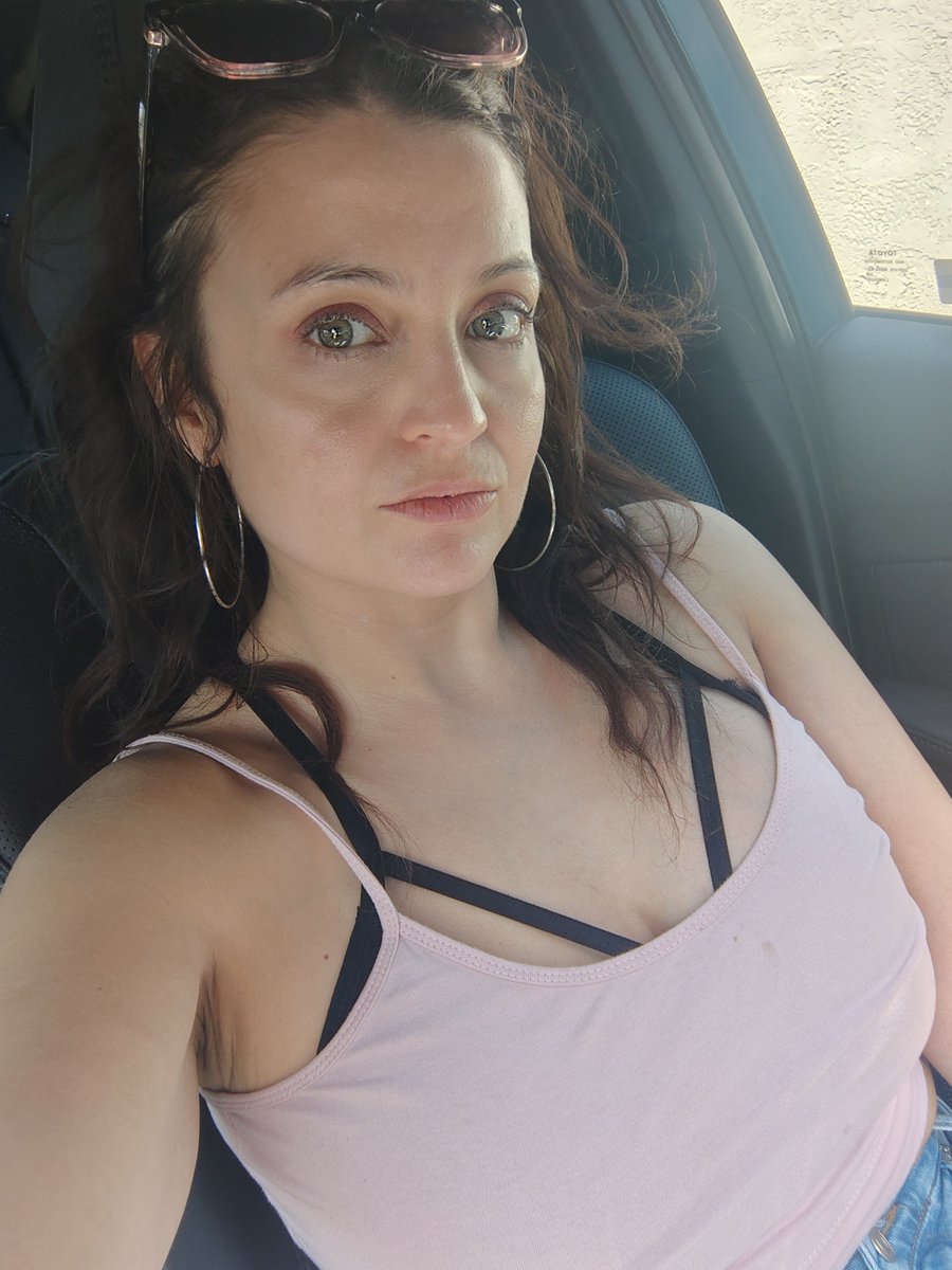 ERICKAJADE's tweet photo. Accidentally locked myself out of the car earlier while running errands , it was hotter than a mf🥵😆! Thank Goodness Felix let me back in ! #vegasgirl #runningerrands #tuesdayvibes✨ https://t.co/frKOBDCq0J