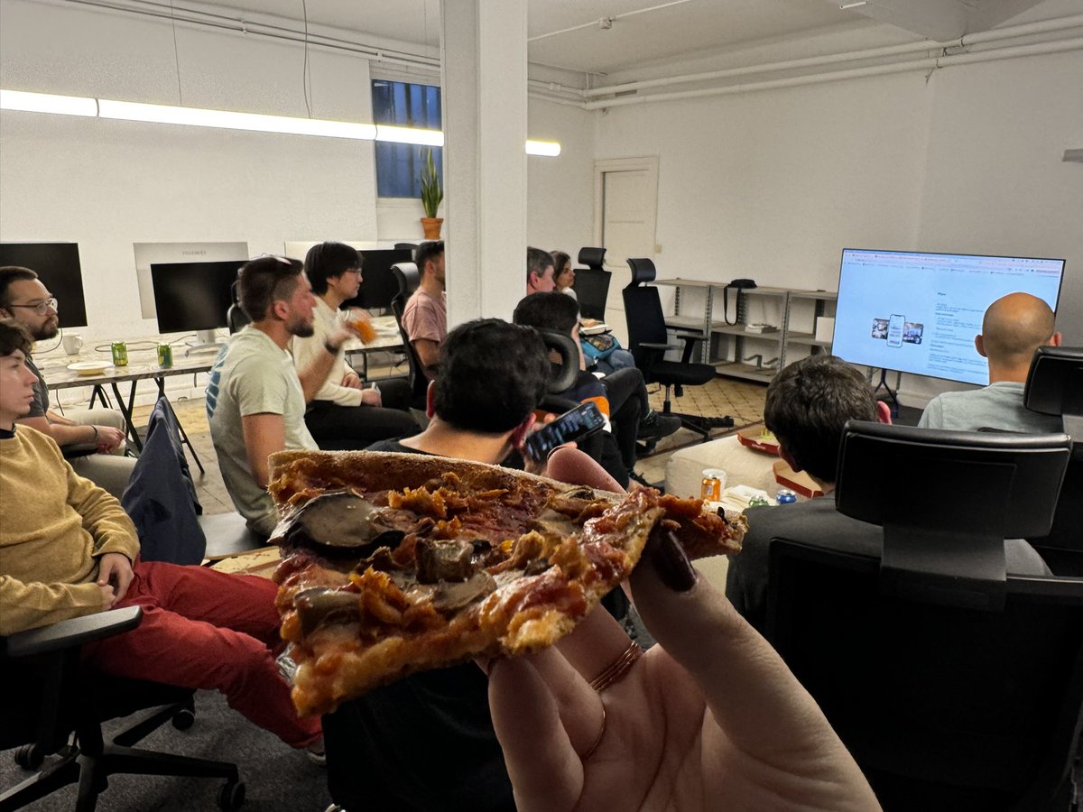 Gran noche de pizza 🍕y presentación de proyectos #nocode #IA en las ofis de <a href="/nocodehackers/">NocodeHackers</a> 

¡Cuánto talento hay en la comunidad y qué orgullo ver cómo estamos creciendo! ☺️

Como siempre, un gusto ser coanfitriona con <a href="/Riz3ky/">RickyFrias</a> <a href="/jacindeveloper/">👨🏻‍💻 Jacin Developer</a> y seguir contando con el apoyo de