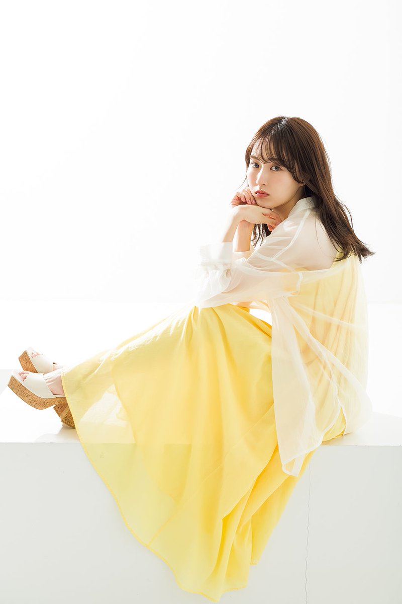 乃木坂46賀喜遥香“休み満喫”春コーデ披露🌸 「週刊少年サンデー」表紙