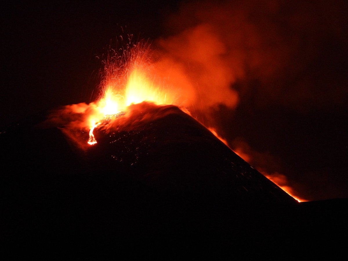 And once again, the Southeast Crater on #Etna erupts, for the 10th time in six weeks, on the evening of 22 April 2025.