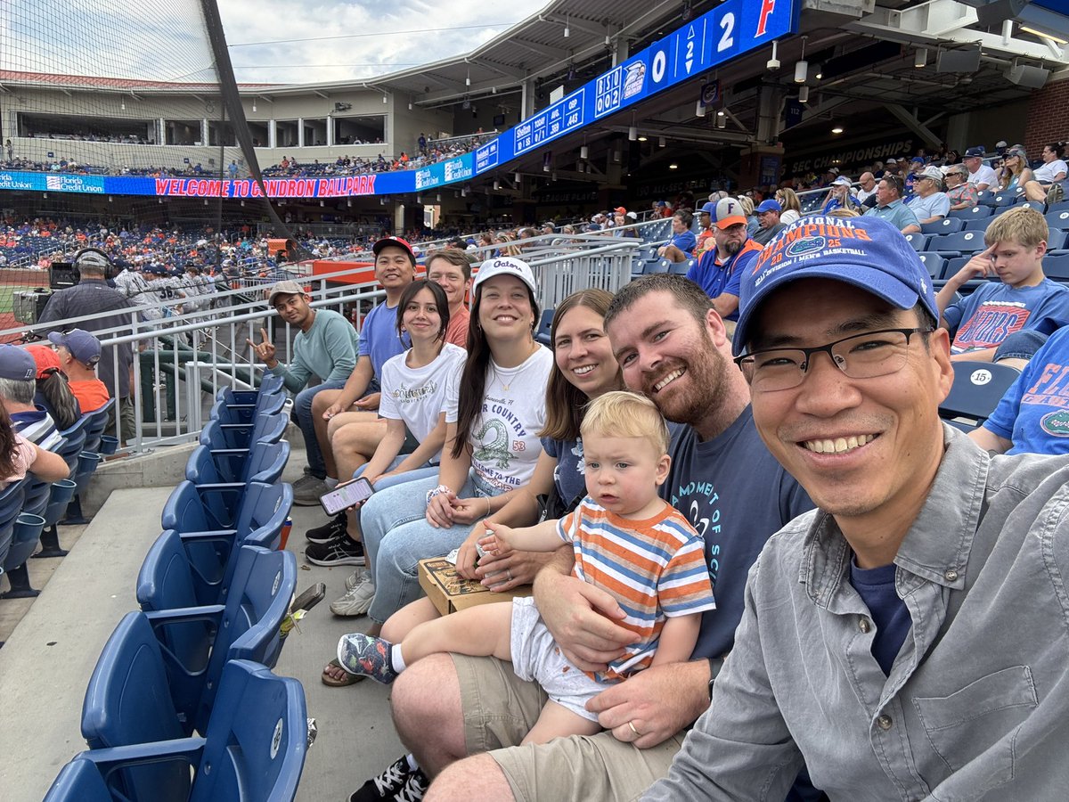 Dr_Akito's tweet image. Enjoying the Gators baseball game with my lab! Super fun! #GoGators
