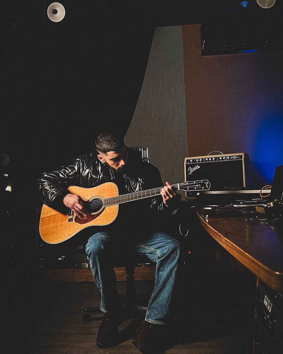 inZAYN's tweet photo. guitar hero vibes https://t.co/DFkRlrqq6F