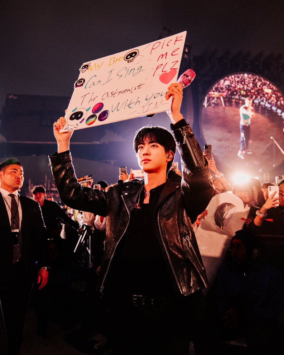 hourlyhyungline's tweet image. 1 year ago, @/coldplay tweeted 

👤: Show #191, Seoul

#ColdplaySeoul #Coldplay #Jin #MusicOfTheSpheresWorldTour