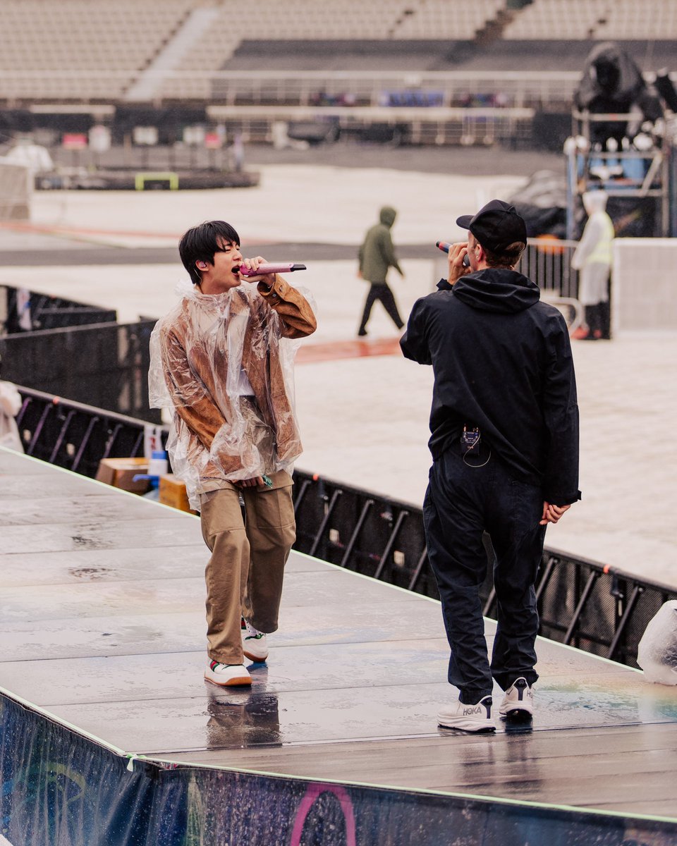 hourlyhyungline's tweet image. 1 year ago, @/coldplay tweeted 

👤: Show #191, Seoul

#ColdplaySeoul #Coldplay #Jin #MusicOfTheSpheresWorldTour