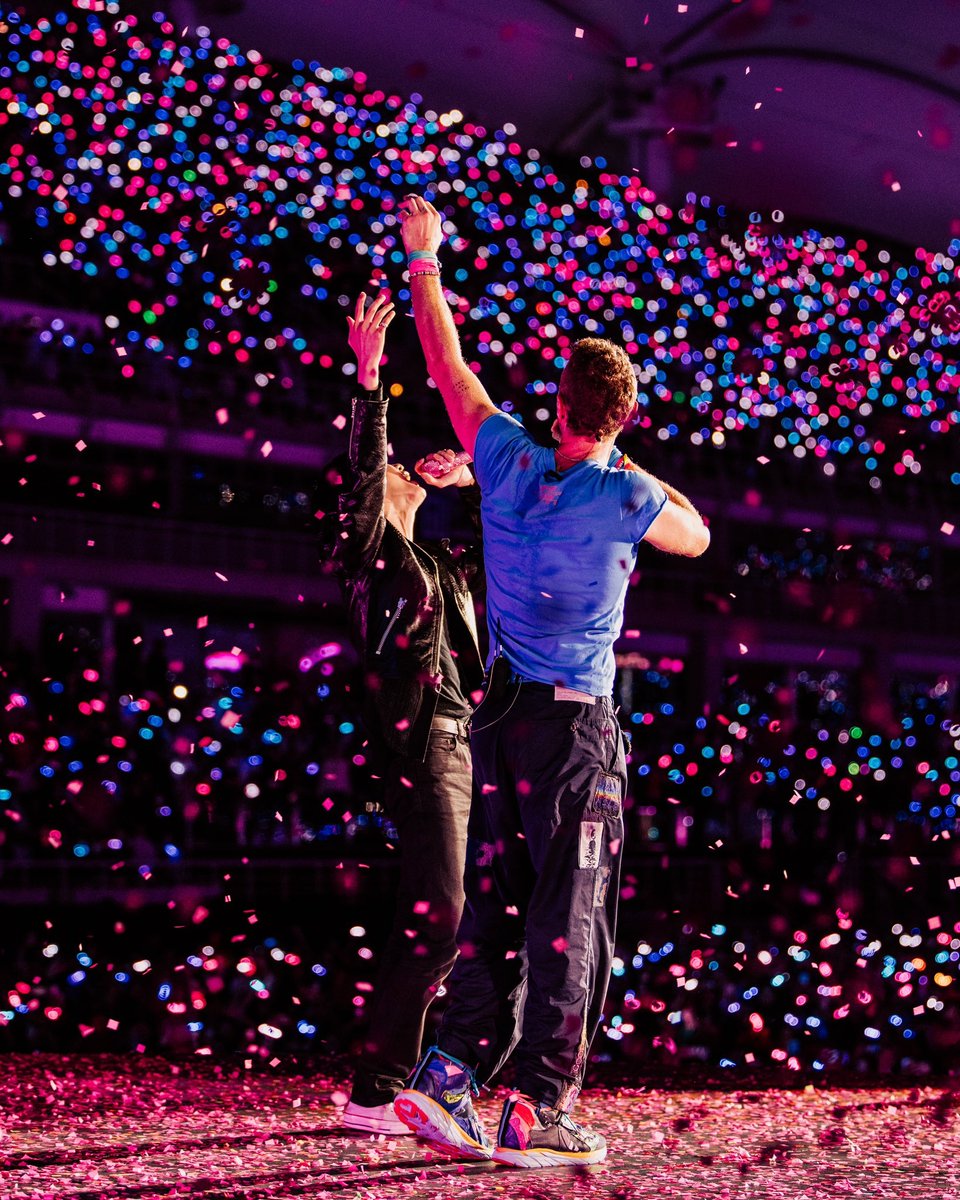 hourlyhyungline's tweet image. 1 year ago, @/coldplay tweeted 

👤: Show #191, Seoul

#ColdplaySeoul #Coldplay #Jin #MusicOfTheSpheresWorldTour