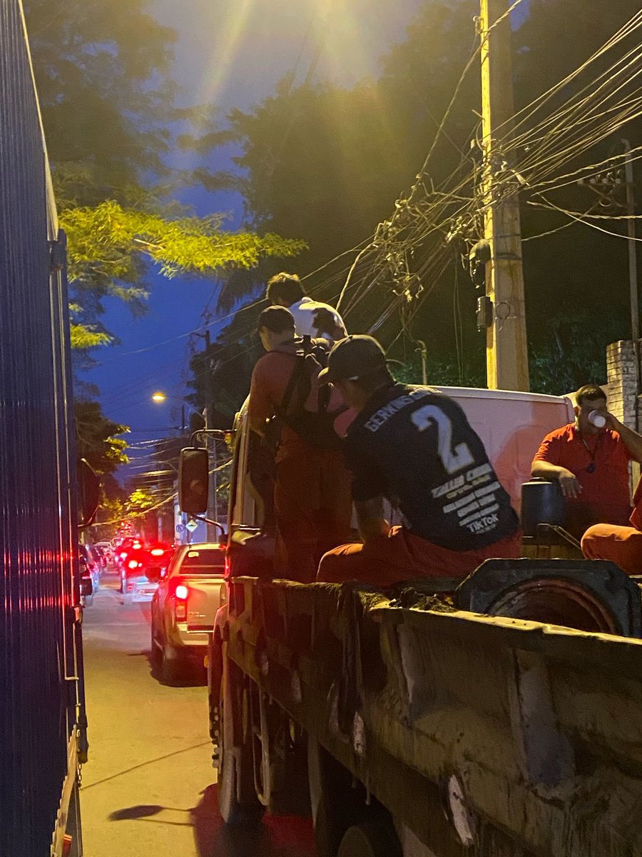 HartoMercedes's tweet photo. Desde la 01:00 am, cierre total de la Av. Artigas, caos total a causa del bloqueo de los indígenas frente al @INDIPY, lamentable @SantiPenap., una vergüenza y poco actuar de la @asu_transito PMT, casi 18 hs de cierre, hacen lo que quieren. @sntparaguay @enriquevp @diegomarini https://t.co/4FE3IjeFAv