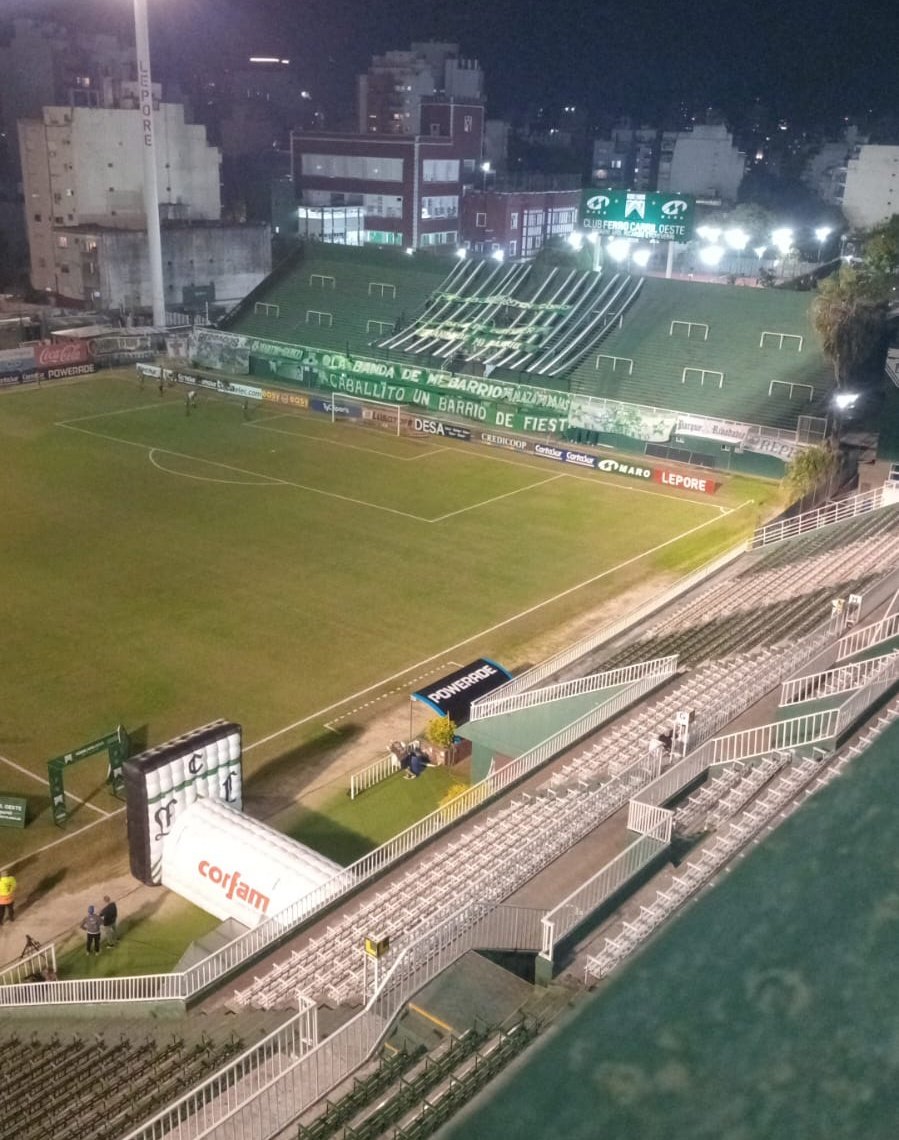 ⚽ Ya estamos en #Caballito, se viene el partido entre #ferro y el #bohemio por la #Fecha11 de la #primeranacional

📲 ¡Sumate a la transmisión en vivo!
▶️ #EQRadio bit.ly/3WQXAab 
▶️ #YouTube bit.ly/42ZtRxD

#AtlantaDeMiVida  💛💙

📸  <a href="/BohemioDr/">Juan Manuel Bejar</a>