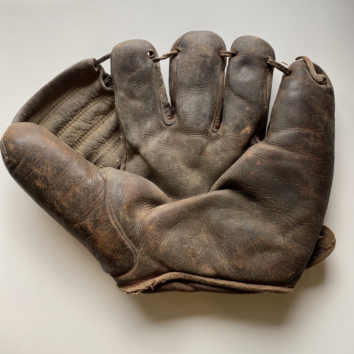 NeonBlackTiger's tweet image. Excited to drop the twelfth truly unique 1/1 card collab with Pastime Woodcraft. It has been rad working together on this project. This time is is Mr. Shortstop, Martin Marion. Marty was pivotal in the St. Louis Cardinals' dynasty in the 1940s, which saw them win three