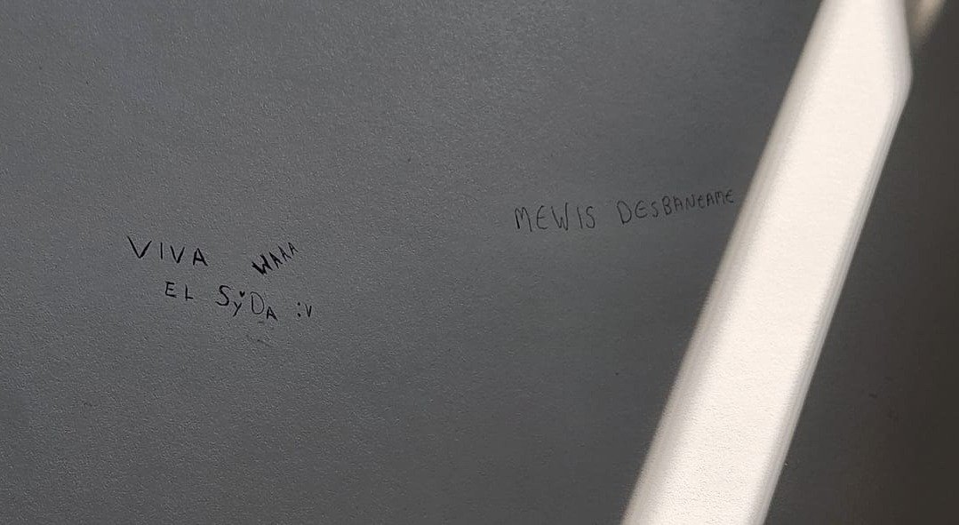 elwilliam001's tweet photo. Mano mira lo que encontré en mi baño de la universidad XD, ese meewis que no quiere desbanearlo. https://t.co/eC4fO2vkYV