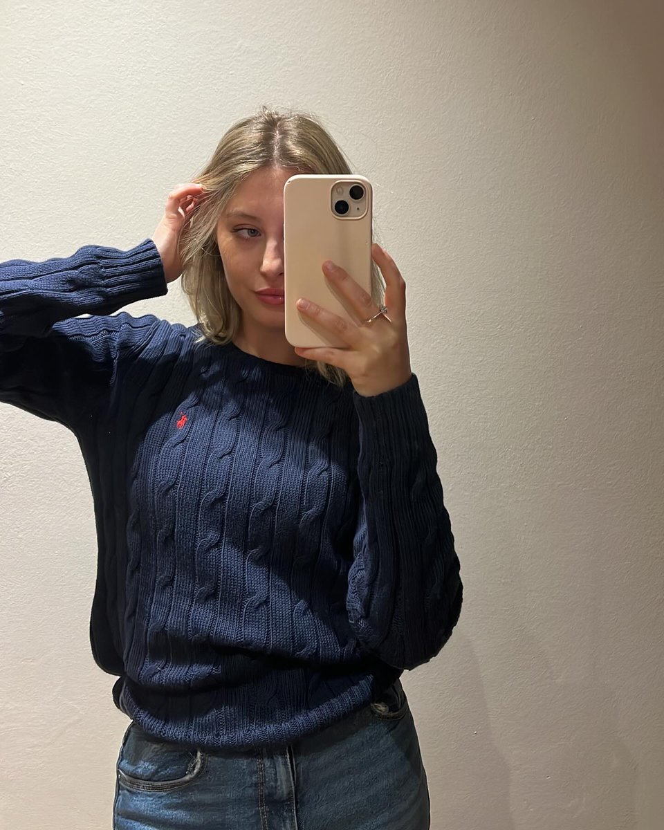 sofia_sofia45's tweet image. Cozy vibes in classic navy 💙 #OOTD  #SweaterWeather