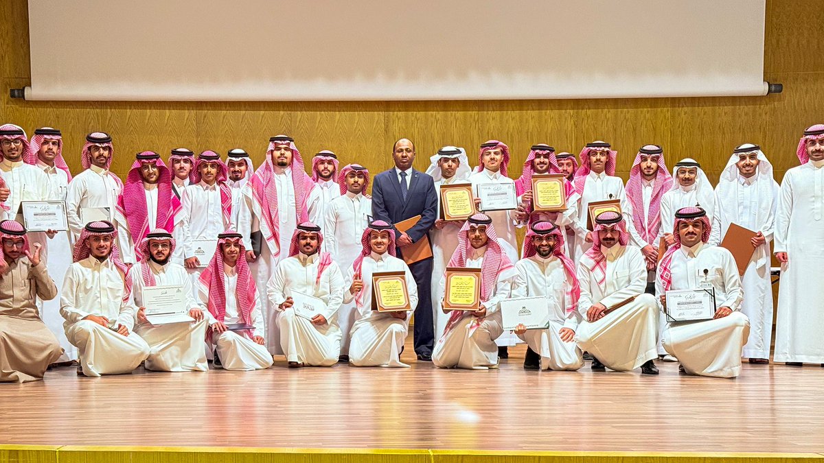 MAA_la1's tweet photo. جزء من الحفل الختامي لنادي كلية الحقوق، شهد الحفل تكريم لجان النادي تقديرًا لجهودهم المبذولة طوال العام، بالإضافة إلى تكريم الطلاب والطالبات المتفوقين والمتميزين. https://t.co/Q1HGiaKB3J