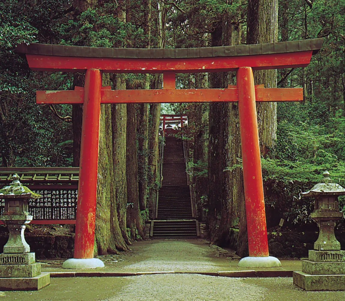 draculabronco's tweet photo. Have recently noticed the similarity between ranch entrances in the US and Japanese Toriis. And they're everywhere