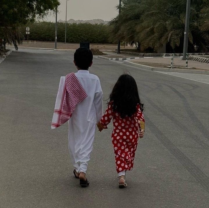 الله يا وقت مضى
لو هي بإيدينا ما يروح
والله يا عمر انقضى
بين الأماني والجروح 🤍