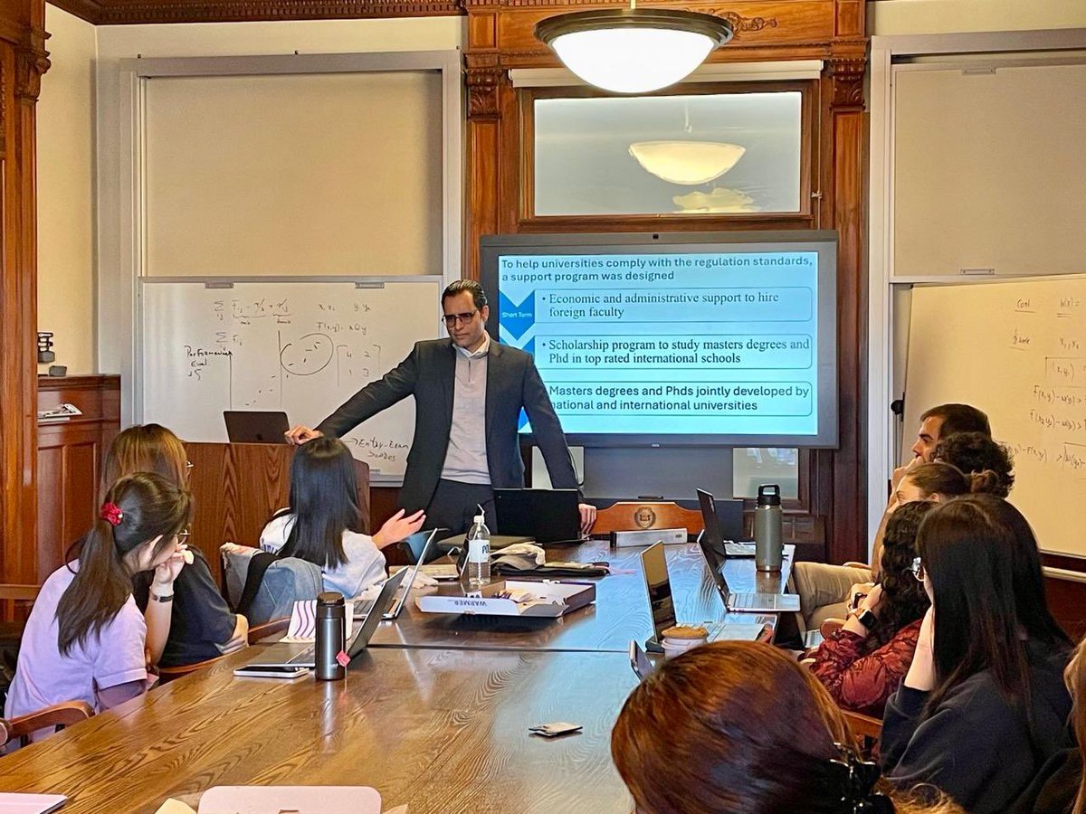 JimeneznJuan's tweet photo. Muchas gracias al profesor @ChrisANeilson por invitarme a su clase de Economía de la Educación en @JacksonYale  para conversar sobre reformas de la política docente.

Siempre es una gran experiencia compartir y discutir temas con personas apasionadas por las políticas públicas. https://t.co/sy0rJsFI2K