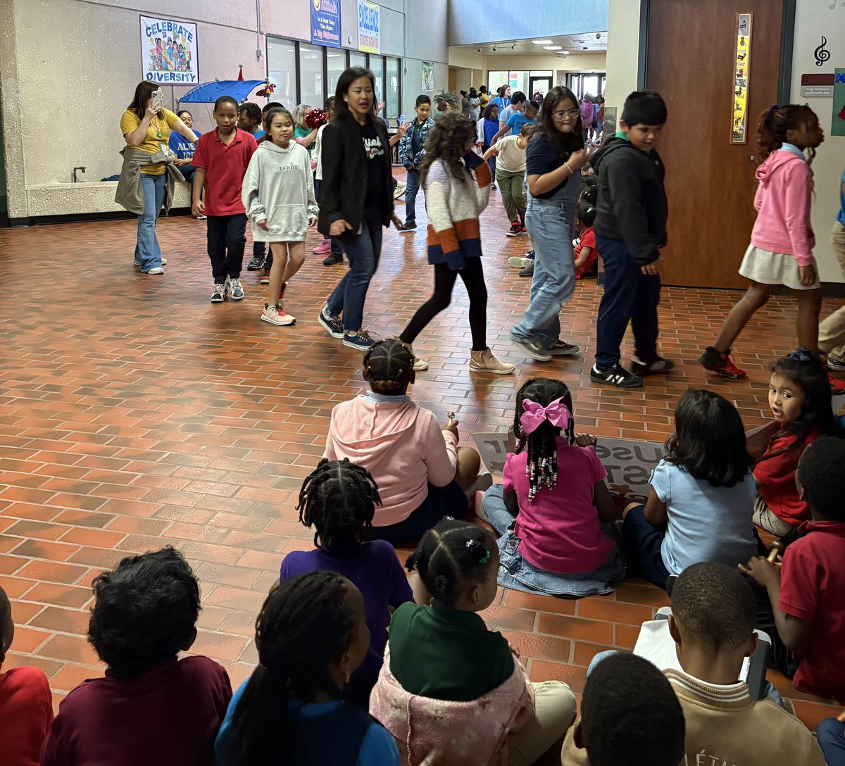 Craddock_PK's tweet photo. PreK showed their love and support during the STAAR Parade for the 3rd and 4th graders who are taking the Math STAAR this week. We know you will Reach for the STAARs! 🌟🌟🌟
#petroskypk
#educatingPirates
#PirateProud https://t.co/xPoiZfLTJD
