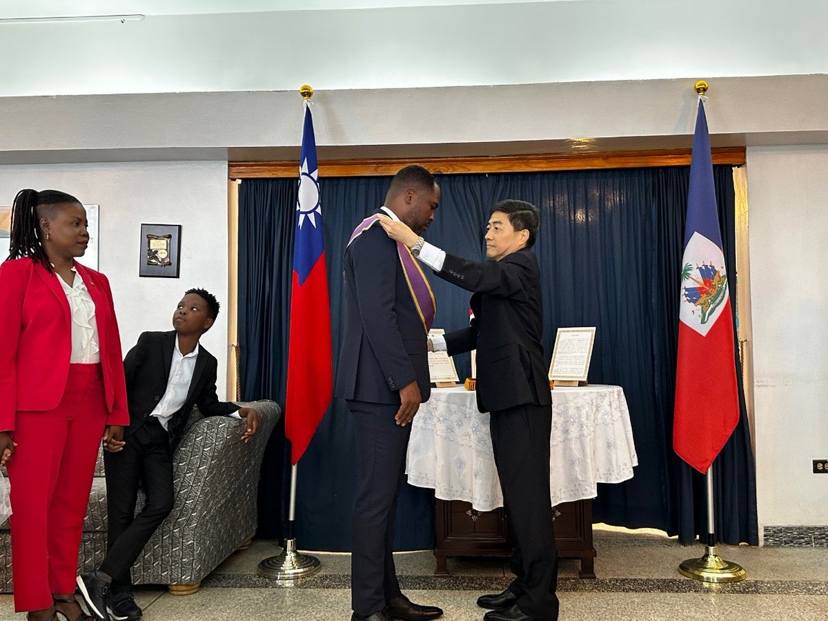 Tw_Haiti's tweet photo. L’Ambassadeur Cheng-Hao HU a remis, au nom du gouvernement de la République de Chine(Taïwan), la décoration de l’Ordre de l’Étoile Brillante avec Grand Cordon à Son Excellence Monsieur Roudy Stanley PENN, Ancien Ambassadeur d’Haïti auprès de la République de Chine(Taïwan)...(1/3) https://t.co/AA3EvoXNAe