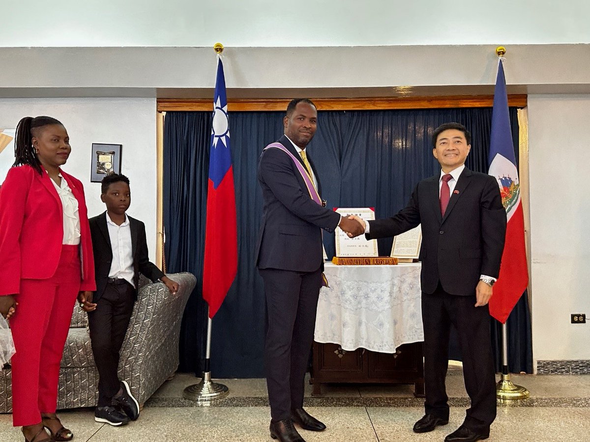 L’Ambassadeur Cheng-Hao HU a remis, au nom du gouvernement de la République de Chine(Taïwan), la décoration de l’Ordre de l’Étoile Brillante avec Grand Cordon à Son Excellence Monsieur Roudy Stanley PENN, Ancien Ambassadeur d’Haïti auprès de la République de Chine(Taïwan)...(1/3)