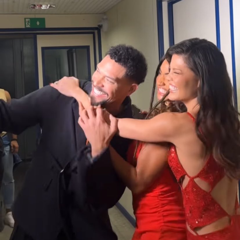 myBiaa_'s tweet photo. no pódio montado pelo publico vocês nunca saíram do primeiro lugar #BBB25 https://t.co/jxgUN3e1Tm