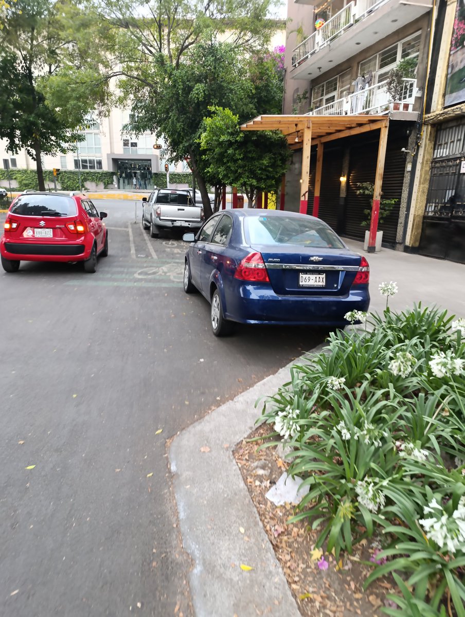 GLV83's tweet photo. Coches estacionados en ciclo carril 
En calle  Álvaro Obregón esquina con cuauhtémoc @ecobici @SSC_CDMX @AlcCuauhtemocMx 

El Aveo siempre está ahí https://t.co/OYkDCGtTfE