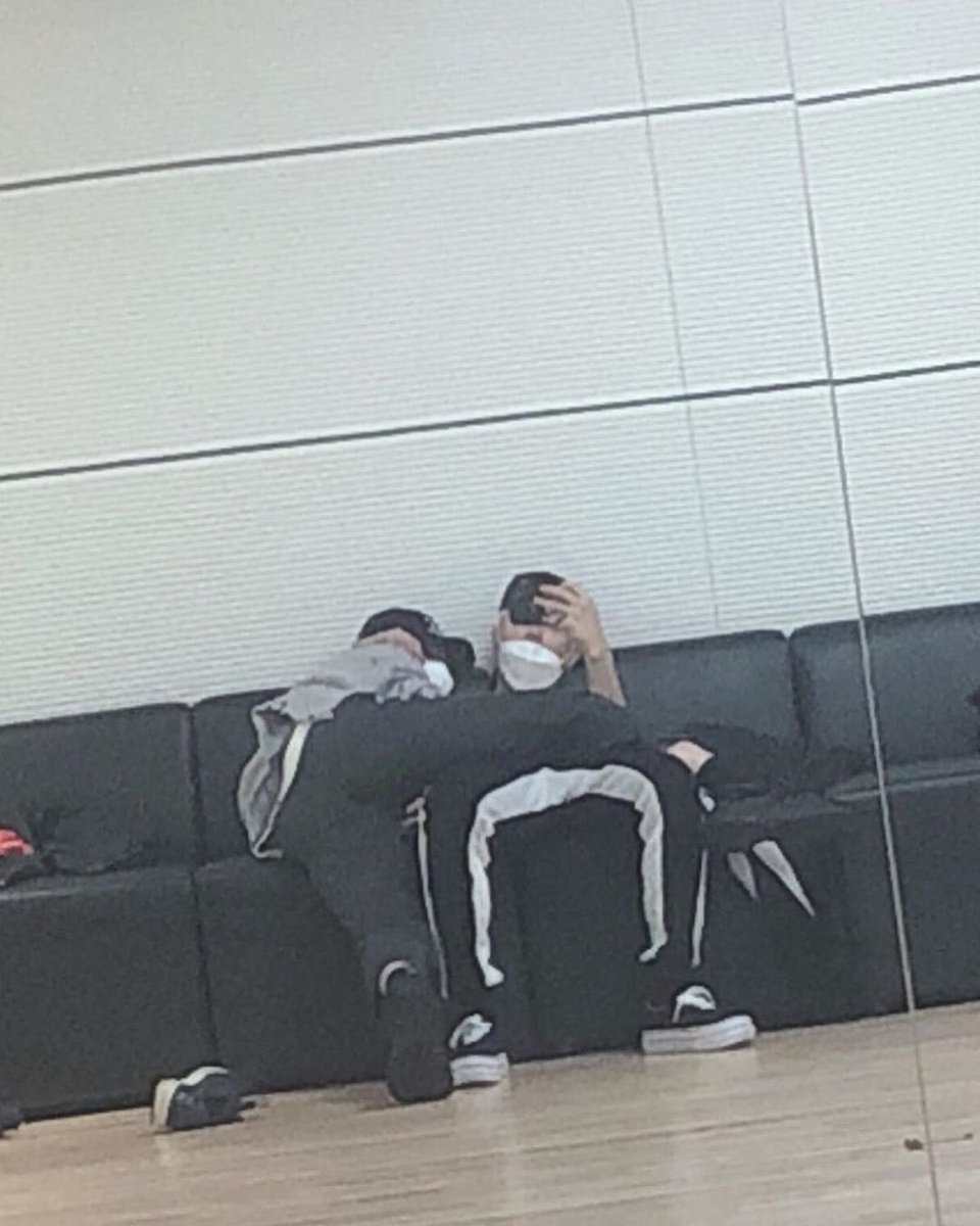 *taps mic* HAPPY 0423 TO THOSE WHO CELEBRATE!!!!!!!!!!!!!!!!

it’s been FIVE (5) years since han randomly posted pics of him and leeknow??? cuddling on the couch??? with a “cute guy” caption??? WOW!!!