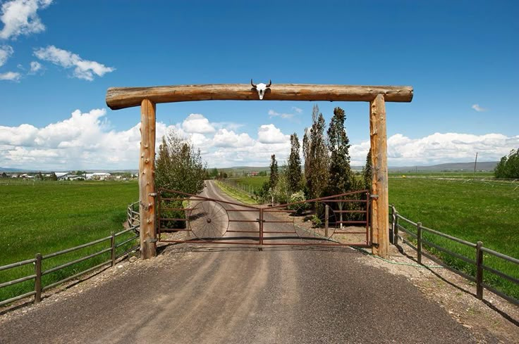 draculabronco's tweet photo. Have recently noticed the similarity between ranch entrances in the US and Japanese Toriis. And they're everywhere