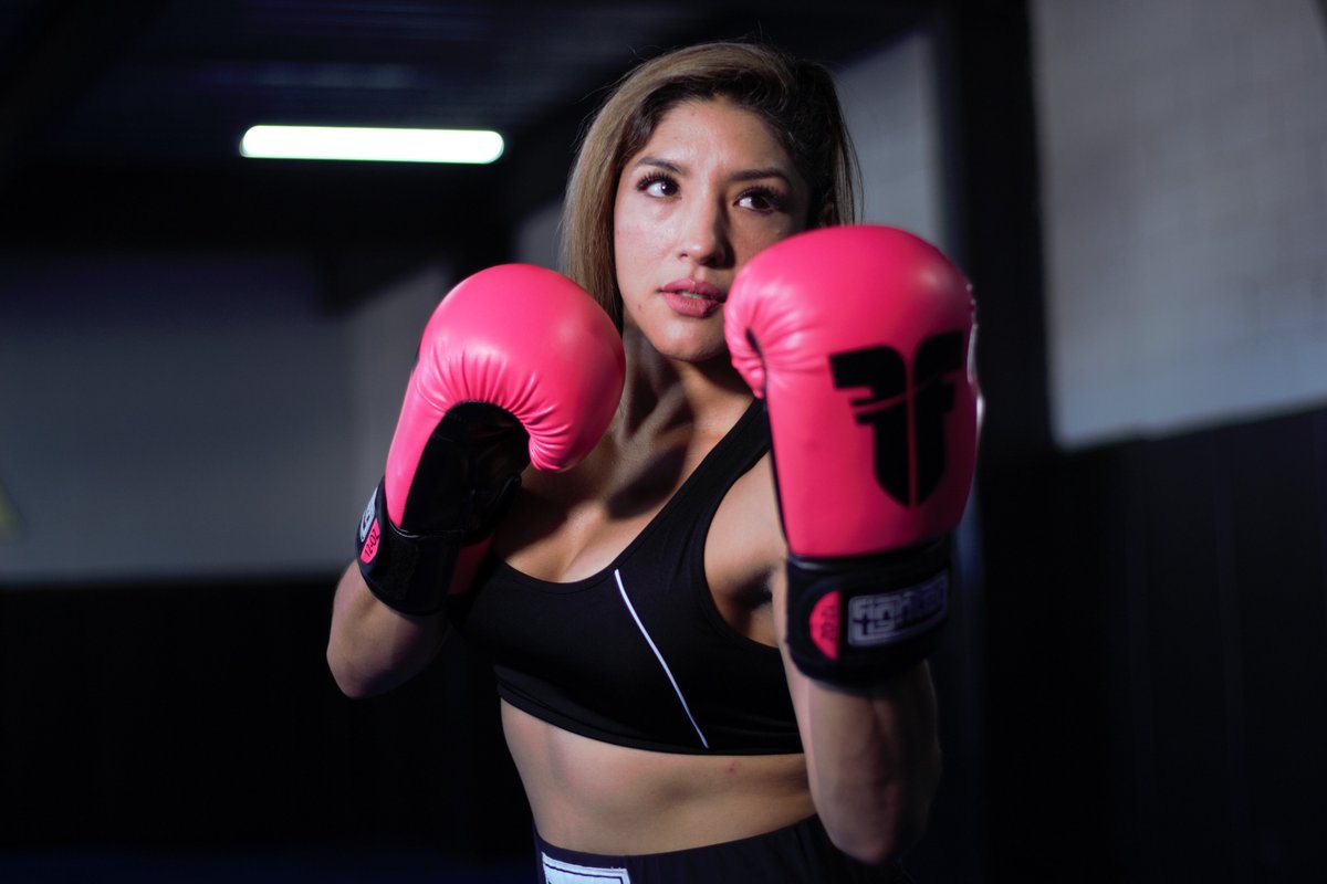 fightersecuador's tweet photo. 🥊 Silvana "La Malvada" ya entrena equipada como se debe... ¿y tú?

Los Guantes de Boxeo Fighter — Pink, son más que estilo, son tu mejor aliado en cada golpe.

💥 Fabricados en PU duradero para resistir cada sesión.
💥 Interior con espuma preformada que brinda la protección y comodidad que necesitas.
💥 Ajuste perfecto y seguro con cierre de velcro.

⚡ Ideales para:
🥋 Boxeo | 🥊 Kickboxing | 💪 MMA | 🤟 Karate | 🤙 Taekwondo
✅ Gran comodidad, máxima durabilidad y precio accesible.
¡Entrena como una campeona, siente la diferencia desde el primer round!
⚡ Compra ahora en @fighters_ecuador y entrena con la confianza de los campeones👇🏼
🌐 https://t.co/frjxuu18L8

📍 Showroom en Cuenca: Av. Ricardo Durán, diagonal al coliseo del colegio Borja
📲 WhatsApp: +593 98 453 9242

📩 Email: https://t.co/dbZ7Qt5PO0.ecuador@gmail.com
.
.
🔥 Equipamiento para campeones
🥋 Jiu-Jitsu | 🥊 Boxeo | 🛡️ Muay Thai | 💪 MMA | 🥊 Kickboxing | 🤟 Karate | 🤙 Taekwondo
.
🔝 Productos de alto rendimiento para amateurs y profesionales.
.
👇 SÍGUENOS Y CONÉCTATE CON LA COMUNIDAD DE GUERREROS 👇
📸 Instagram: @fighters_ecuador
📘 Facebook: Fighters Ecuador
🎥 TikTok: @fighters_ecuador
@ Threads: @fighters_ecuador
✖️ Twitter/X: @fightersecuador
🔥 LIFE IS A FIGHT – ENTRENA CON ORGULLO 🔥
#FightersEcuador #CalidadFighter #ArtesMarcialesEcuador #LuchadoresConEstilo #guantesdeboxeo #ecuador #Boxeo #Kickboxing #MMA #Karate #Taekwondo