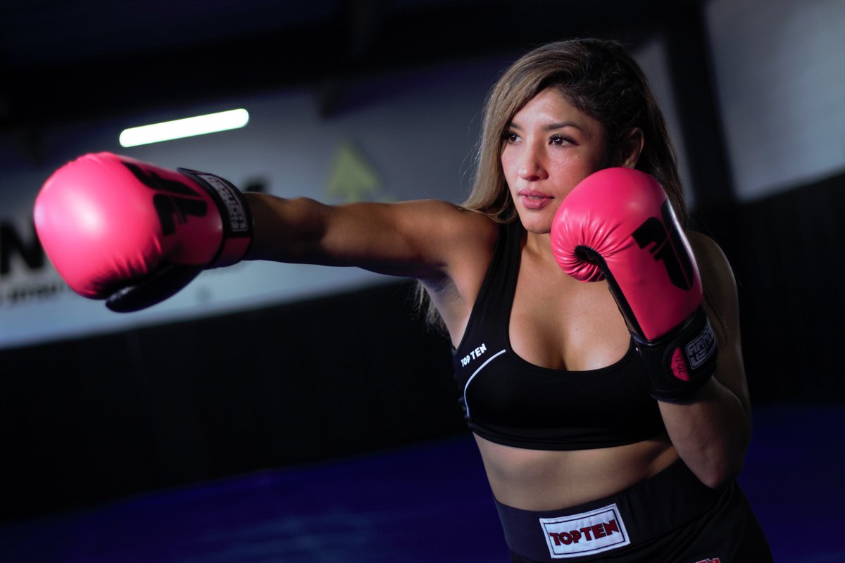 fightersecuador's tweet photo. 🥊 Silvana "La Malvada" ya entrena equipada como se debe... ¿y tú?

Los Guantes de Boxeo Fighter — Pink, son más que estilo, son tu mejor aliado en cada golpe.

💥 Fabricados en PU duradero para resistir cada sesión.
💥 Interior con espuma preformada que brinda la protección y comodidad que necesitas.
💥 Ajuste perfecto y seguro con cierre de velcro.

⚡ Ideales para:
🥋 Boxeo | 🥊 Kickboxing | 💪 MMA | 🤟 Karate | 🤙 Taekwondo
✅ Gran comodidad, máxima durabilidad y precio accesible.
¡Entrena como una campeona, siente la diferencia desde el primer round!
⚡ Compra ahora en @fighters_ecuador y entrena con la confianza de los campeones👇🏼
🌐 https://t.co/frjxuu18L8

📍 Showroom en Cuenca: Av. Ricardo Durán, diagonal al coliseo del colegio Borja
📲 WhatsApp: +593 98 453 9242

📩 Email: https://t.co/dbZ7Qt5PO0.ecuador@gmail.com
.
.
🔥 Equipamiento para campeones
🥋 Jiu-Jitsu | 🥊 Boxeo | 🛡️ Muay Thai | 💪 MMA | 🥊 Kickboxing | 🤟 Karate | 🤙 Taekwondo
.
🔝 Productos de alto rendimiento para amateurs y profesionales.
.
👇 SÍGUENOS Y CONÉCTATE CON LA COMUNIDAD DE GUERREROS 👇
📸 Instagram: @fighters_ecuador
📘 Facebook: Fighters Ecuador
🎥 TikTok: @fighters_ecuador
@ Threads: @fighters_ecuador
✖️ Twitter/X: @fightersecuador
🔥 LIFE IS A FIGHT – ENTRENA CON ORGULLO 🔥
#FightersEcuador #CalidadFighter #ArtesMarcialesEcuador #LuchadoresConEstilo #guantesdeboxeo #ecuador #Boxeo #Kickboxing #MMA #Karate #Taekwondo