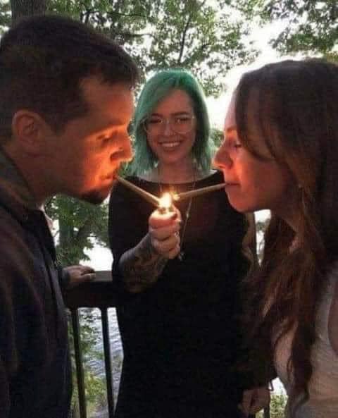 canabisbrasil's tweet photo. Casamento de maconheiro 😂😂 https://t.co/31DzHfJStC