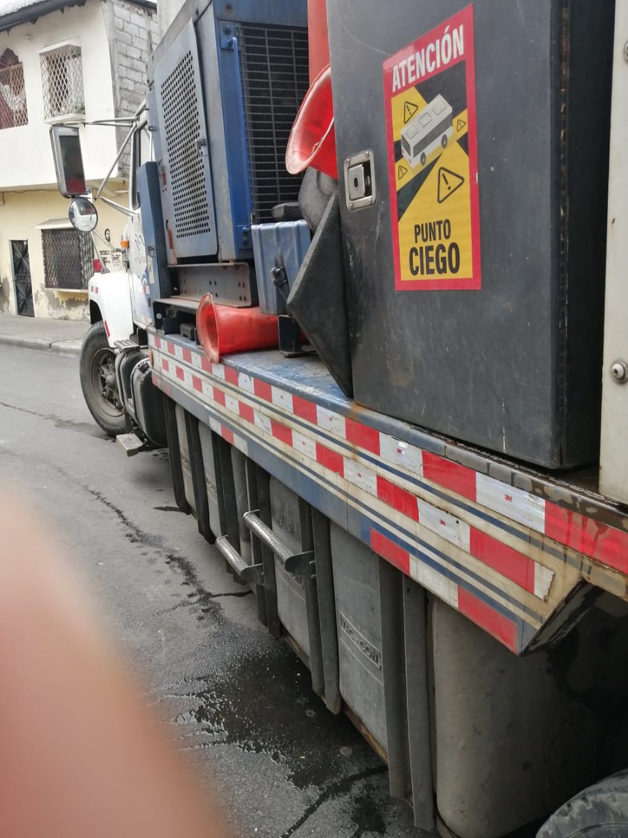 nadia_litardo's tweet photo. @interagua Estos carros estaban limpiando una caja servida a la vuelta de mi casa ... Solo por qué uno de sus trabajadores es hijo de una señora hasta estaban comiendo en la casa de la señora ... Pero uno llamando desde el mes de febrero seguimos esperando a que vengan a limpiar. https://t.co/9cnWmcvUsj