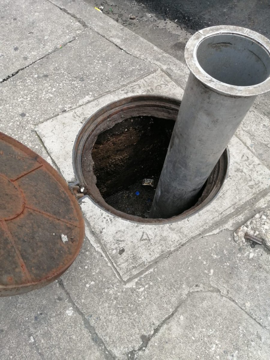 nadia_litardo's tweet photo. @interagua Estos carros estaban limpiando una caja servida a la vuelta de mi casa ... Solo por qué uno de sus trabajadores es hijo de una señora hasta estaban comiendo en la casa de la señora ... Pero uno llamando desde el mes de febrero seguimos esperando a que vengan a limpiar. https://t.co/9cnWmcvUsj