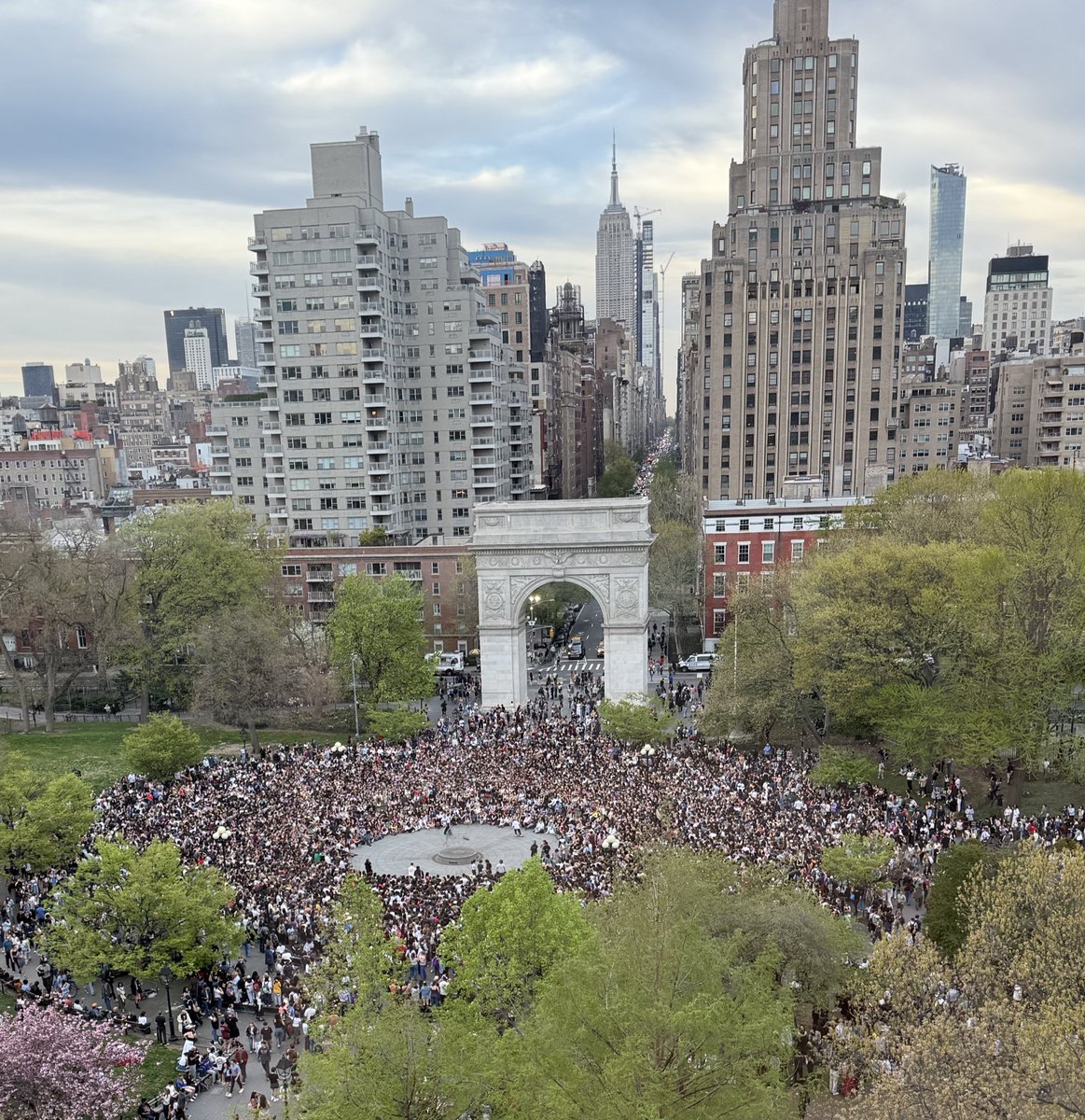 concertleaks's tweet photo. Better look at the crowd gathered for Lorde’s appearance in Washington Square Park today, moments before being shut down. https://t.co/9KWfyzLtbc