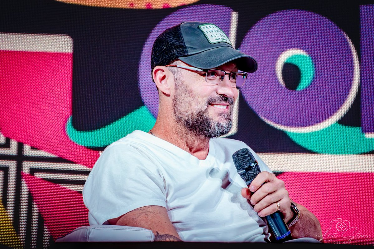 LostStarsDesign's tweet image. Brian Austin Green at 90s Con.  #90sCon #BH90210 #BeverlyHills90210 @thats4ent #BrianAustinGreen