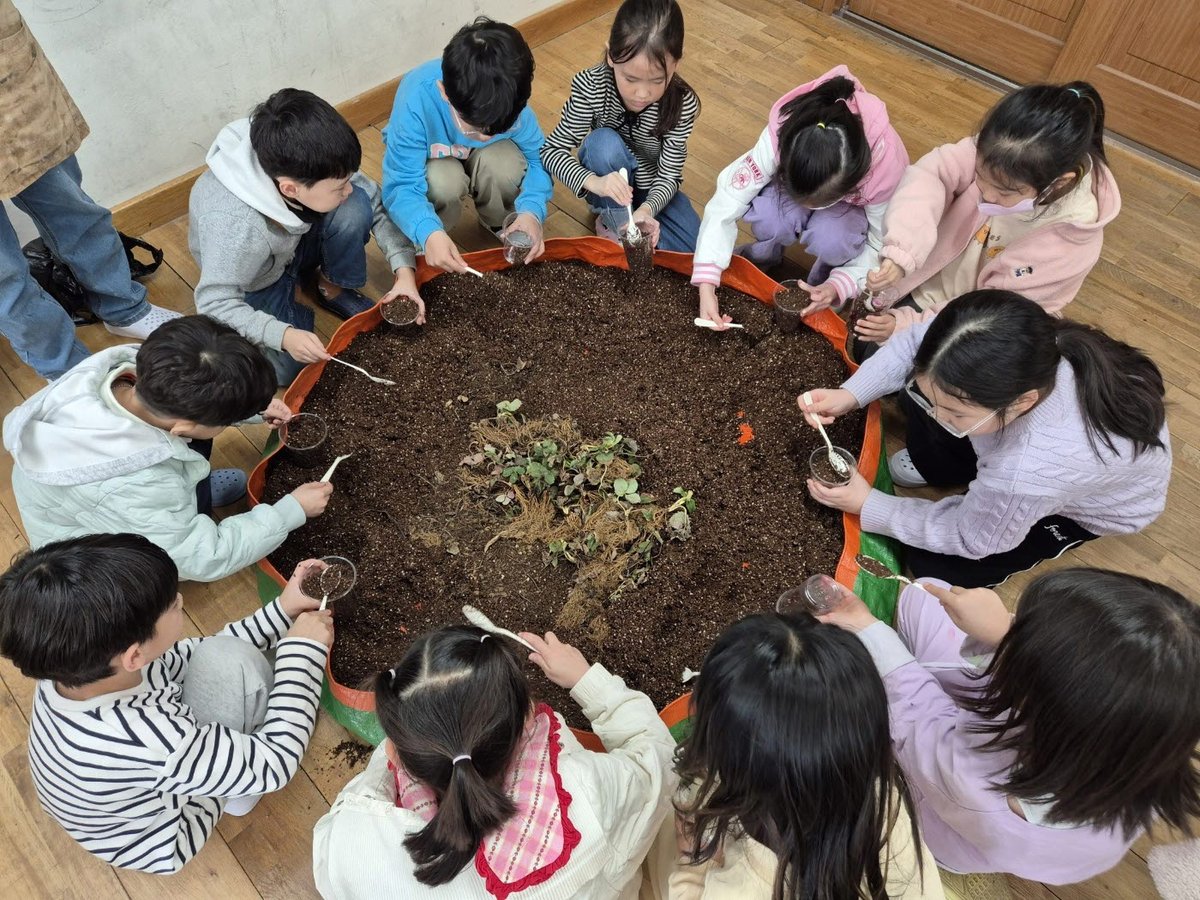 cnnongup's tweet image. 충남형 농촌교육 모델, 늘봄학교에서 꽃피다 (출처 : 충청남도농.. | blog.naver.com/cnnongup/22384… 블로그) naver.me/5S9nRJJW 
#늘봄학교 #충남교육 #농촌자원 #정서회복 #자연친화 #치유농업 #농촌체험농장 #아이성장 #충청남도농업기술원 #충남농업기술원