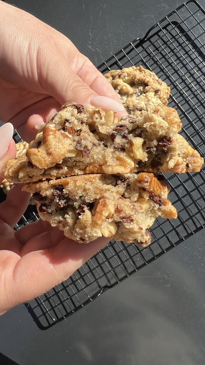 Dios, soy yo de nuevo. 🥹 una vez mas no llego a pagar el alquiler y me quedan 10 días para hacerlo. Si, vivo al limite
¿Conocen las famosas cookies de Levain bakery? Yo las hago (entrego en Nuñez u Olivos) 
Enormes, suaves y crocantes por fuera. 
mi ig es gotipatisserie