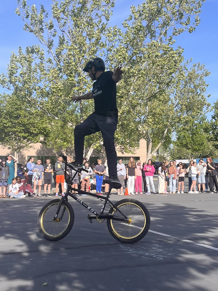 clstward1's tweet image. Students @GCC_Charters @EPIC_academics kick off their return to school &amp;amp; preparation for the upcoming caaspp tests w/a BMX show including jumping over their teachers! @gcc_jsample #gccLevelUp