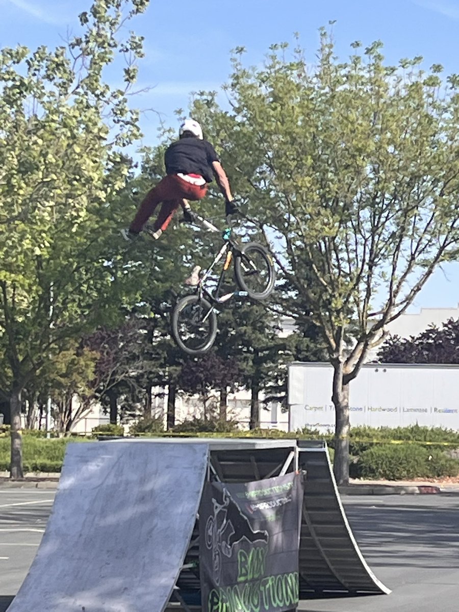 clstward1's tweet image. Students @GCC_Charters @EPIC_academics kick off their return to school &amp;amp; preparation for the upcoming caaspp tests w/a BMX show including jumping over their teachers! @gcc_jsample #gccLevelUp