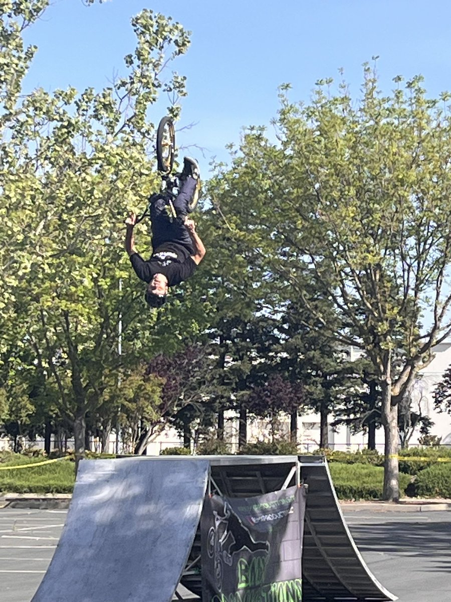 clstward1's tweet image. Students @GCC_Charters @EPIC_academics kick off their return to school &amp;amp; preparation for the upcoming caaspp tests w/a BMX show including jumping over their teachers! @gcc_jsample #gccLevelUp