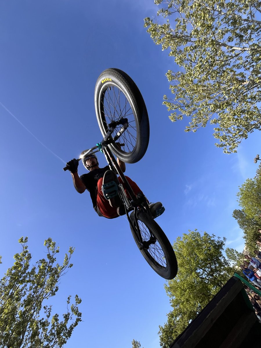 clstward1's tweet image. Students @GCC_Charters @EPIC_academics kick off their return to school &amp;amp; preparation for the upcoming caaspp tests w/a BMX show including jumping over their teachers! @gcc_jsample #gccLevelUp