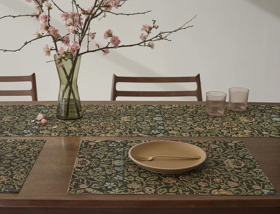 The Chilewich x MET collaboration features placemats inspired by William Morris’ iconic textiles, blending timeless design with modern functionality for a sophisticated and artistic touch to your table.
