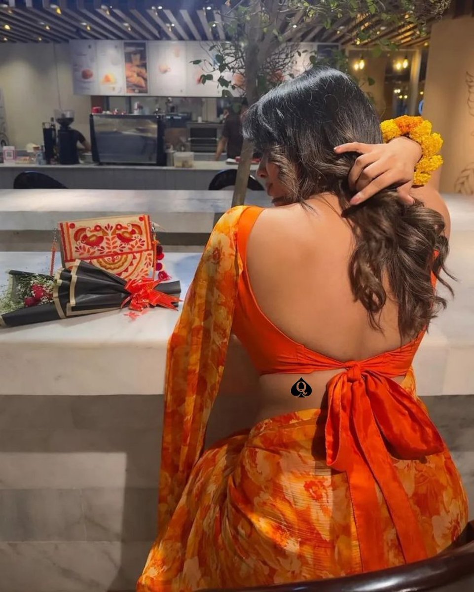 "इंसान कि सोच"

अगर "लड़के" कि सब जगह पहचान है तो,
उसका व्यवहार अच्छा है

और
लड़की कि सब जगह पहचान है तो,
उसका चरित्र खराब है...!!