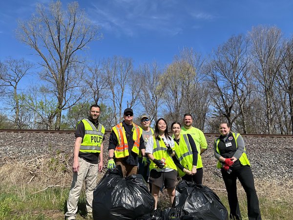 LNCatsKeyClub's tweet photo. Key Club members today giving back in the LT community for Earth Day! https://t.co/XYtqXOTbXl