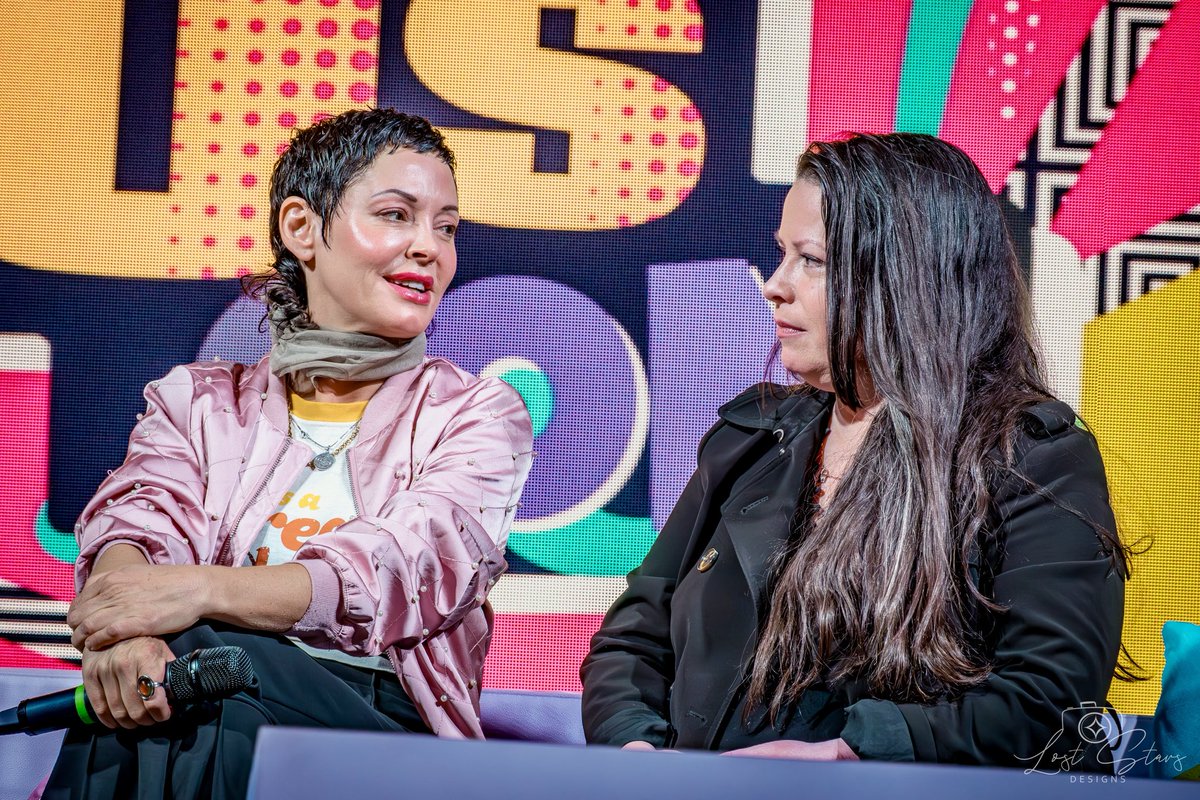 LostStarsDesign's tweet image. Rose McGowan and Holly Marie Combs at 90s Con. #90sCon #Charmed #Scream #PrettyLittleLiars @thats4ent #RoseMcGowan #HollyMarieCombs