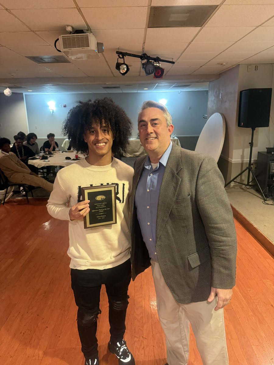 ✨ The 2024-2025 Offensive Player of the Year ✨

Senior, Ethan Roman

🦅🏀